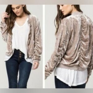 Free People
Ruched Velvet Bomber
Iridescent sand
Size Small
